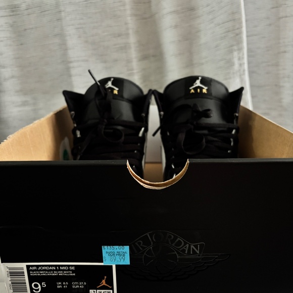 Air Jordan 1 Mid SE – Black/White/Metallic Silver - Picture 9 of 9